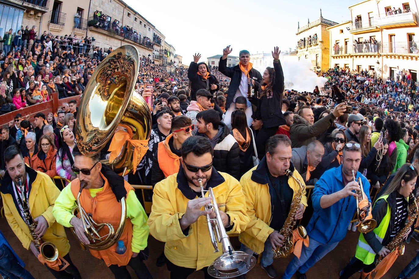 Imagen secundaria 2 - Un multitudinario &#039;Campanazo&#039; abre el Carnaval del Toro de Ciudad Rodrigo