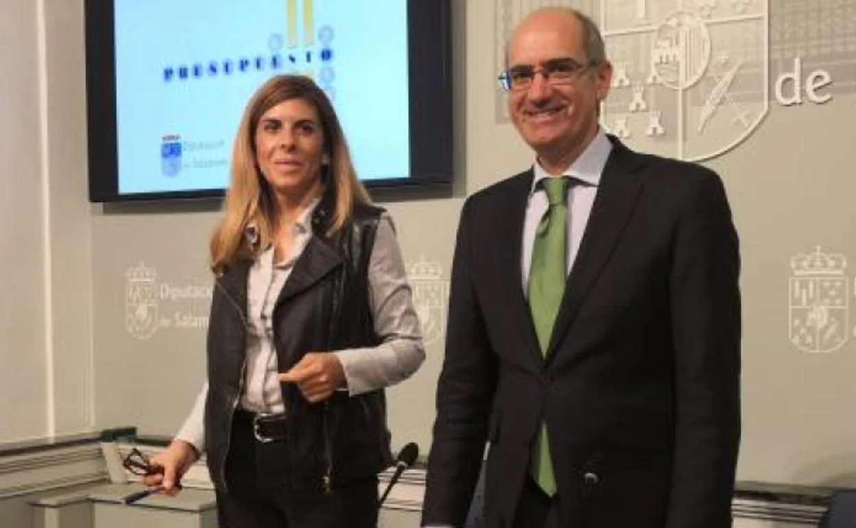 Chabela de la Torre, junto a Javier Iglesias, que renunció a la presidencia del partido, cuando, en la sala de prensa de la Diputación Provincial.