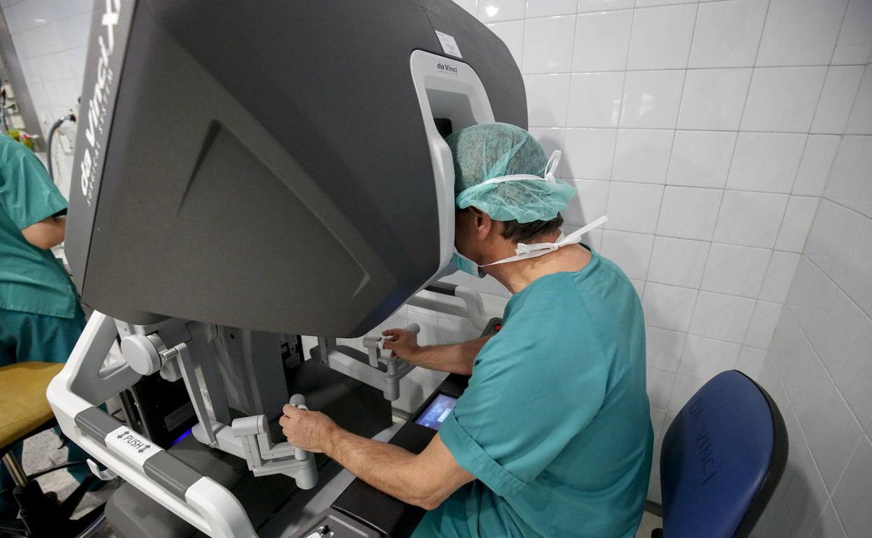 Cirugía con el robot Da Vinci en el Hospital.
