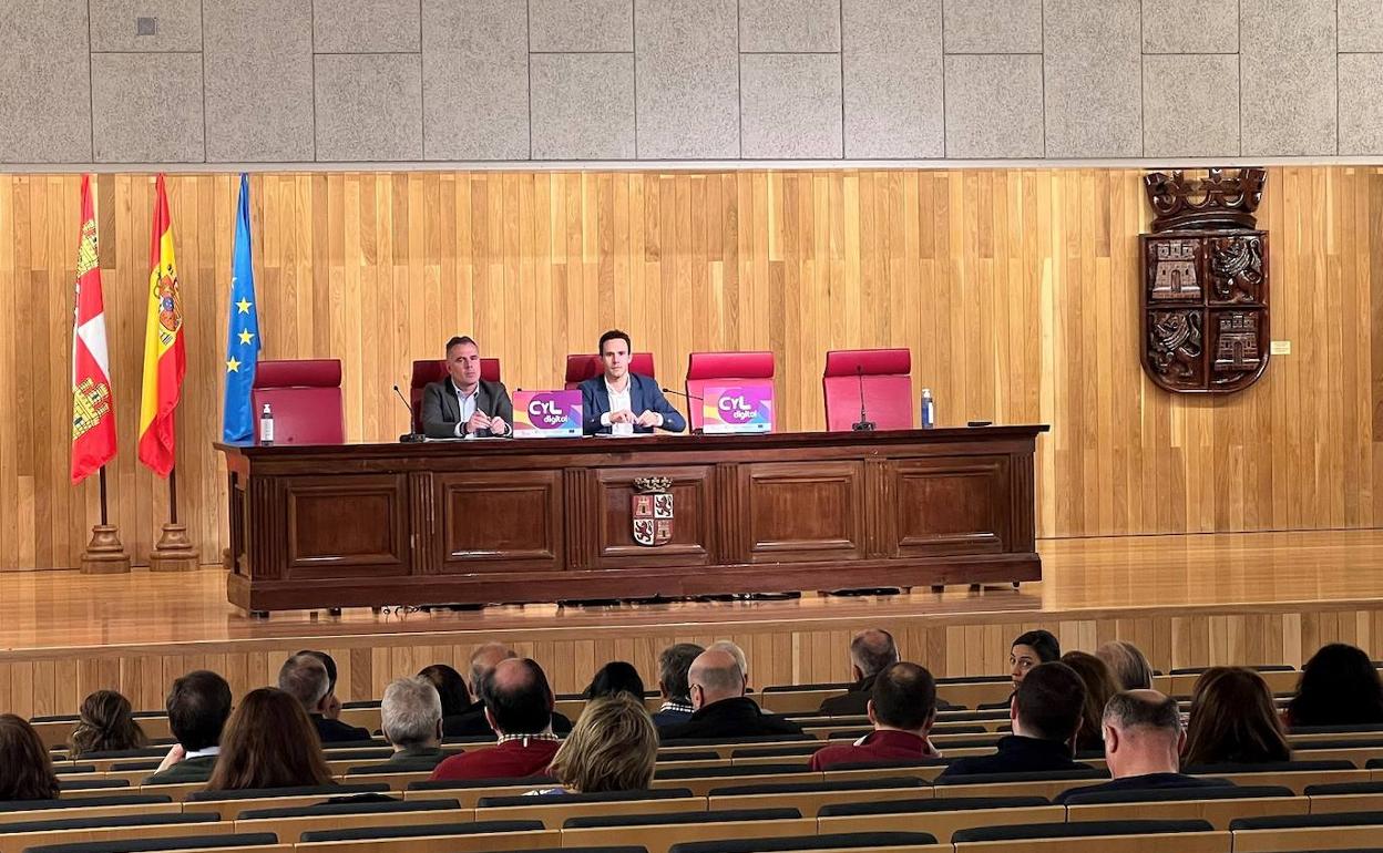 Antonio Ibáñez se ha reunido con representantes de entidades locales de la provincia de Salamanca. 