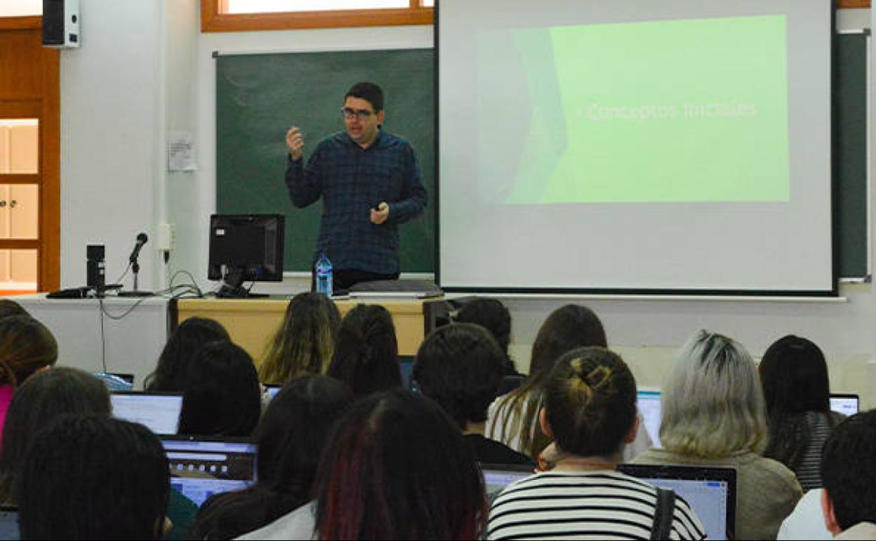 Un docente de la USAL, en una de sus clases. 