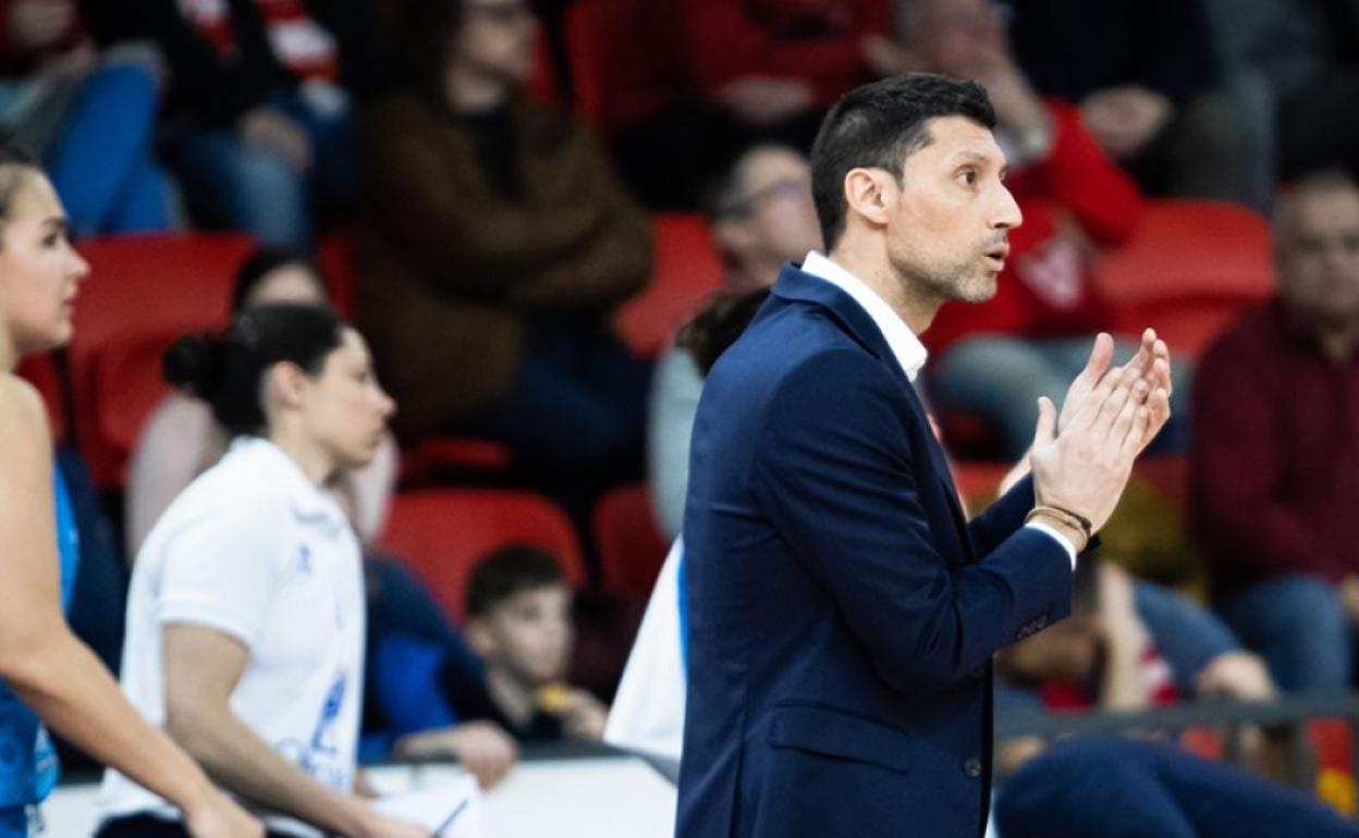 Pepe Vázquez aplaude durante el partido. 