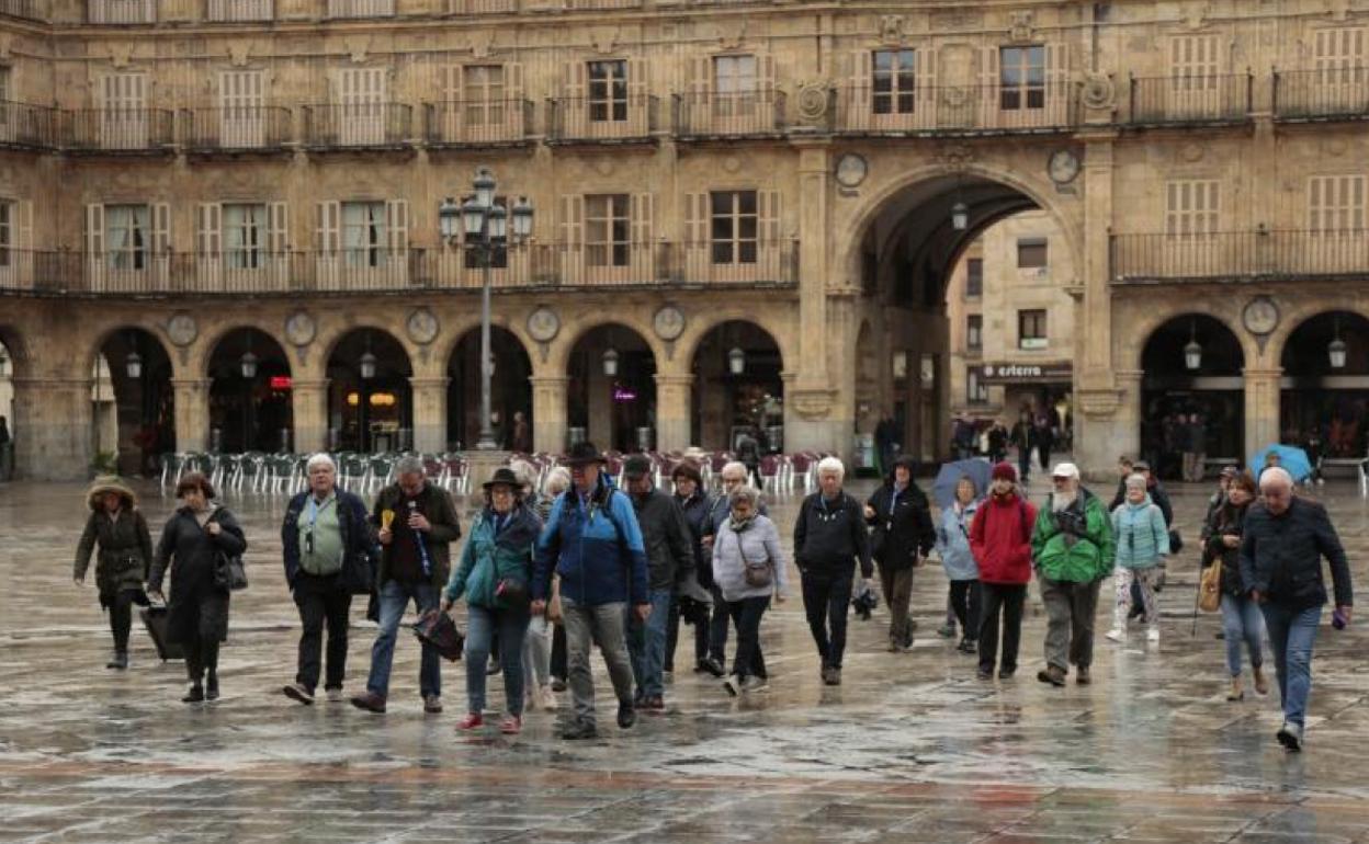 Turistas en la Plaza Mayor de Salamanca.