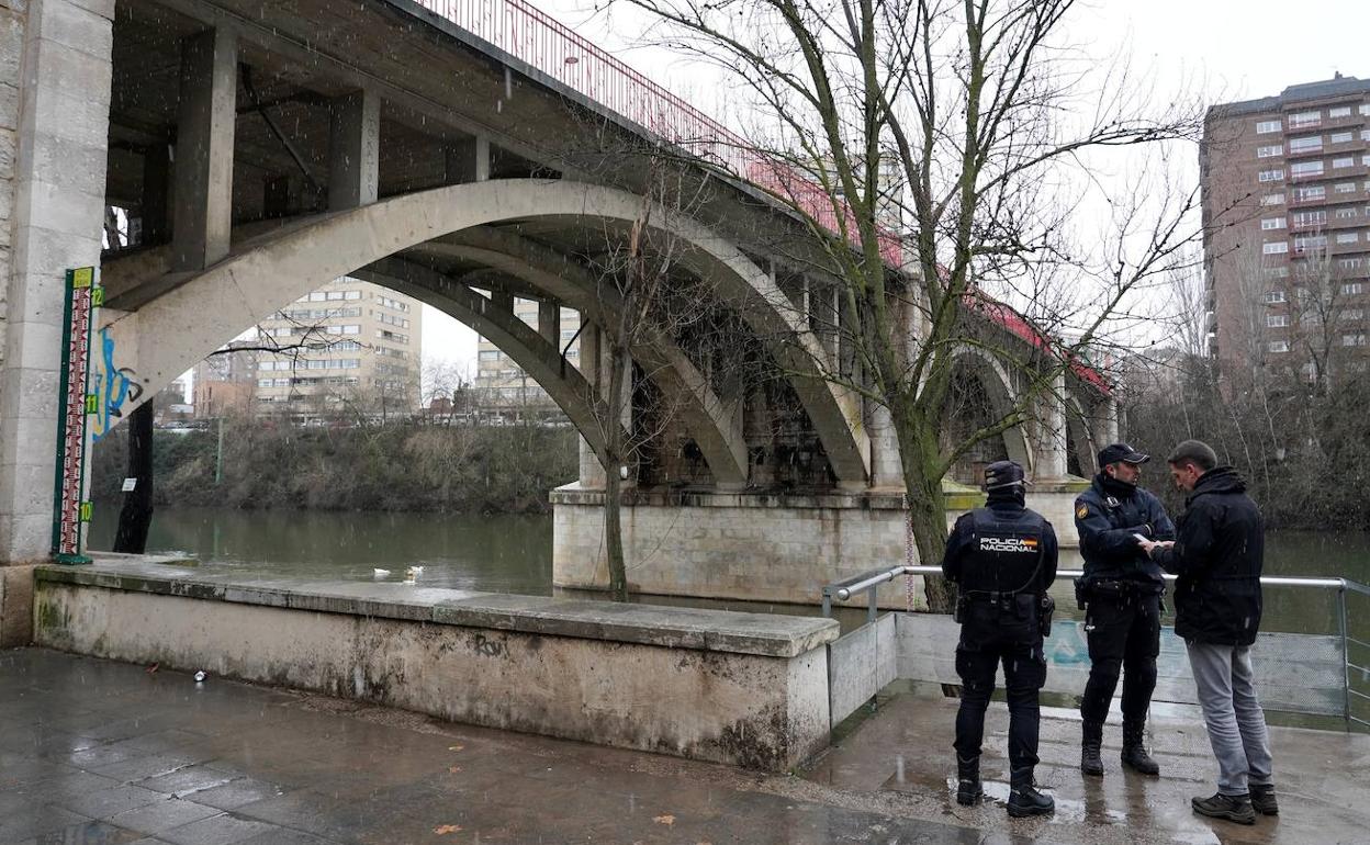 Rescatan un cadáver flotando en el río Pisuerga a la altura del puente de Poniente. 