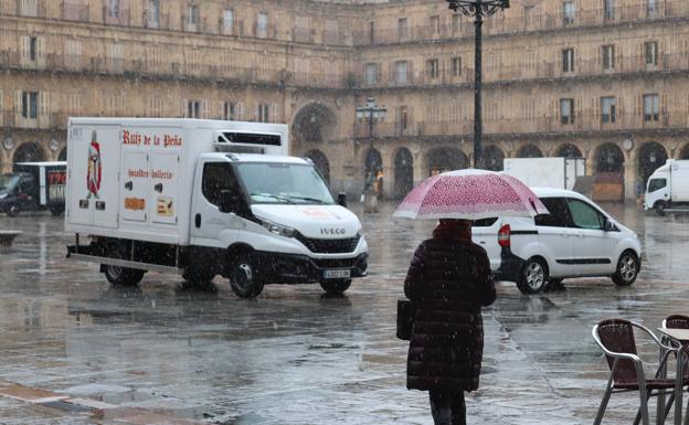 Imagen principal - Una copiosa nevada hace su aparición en Salamanca