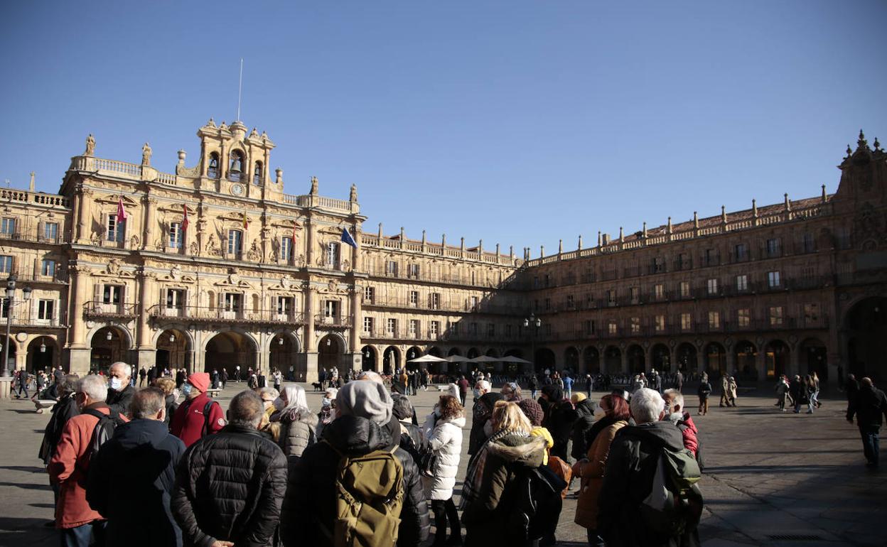Imagen de archivo de turistas en la Plaza Mayor de Salamanca.