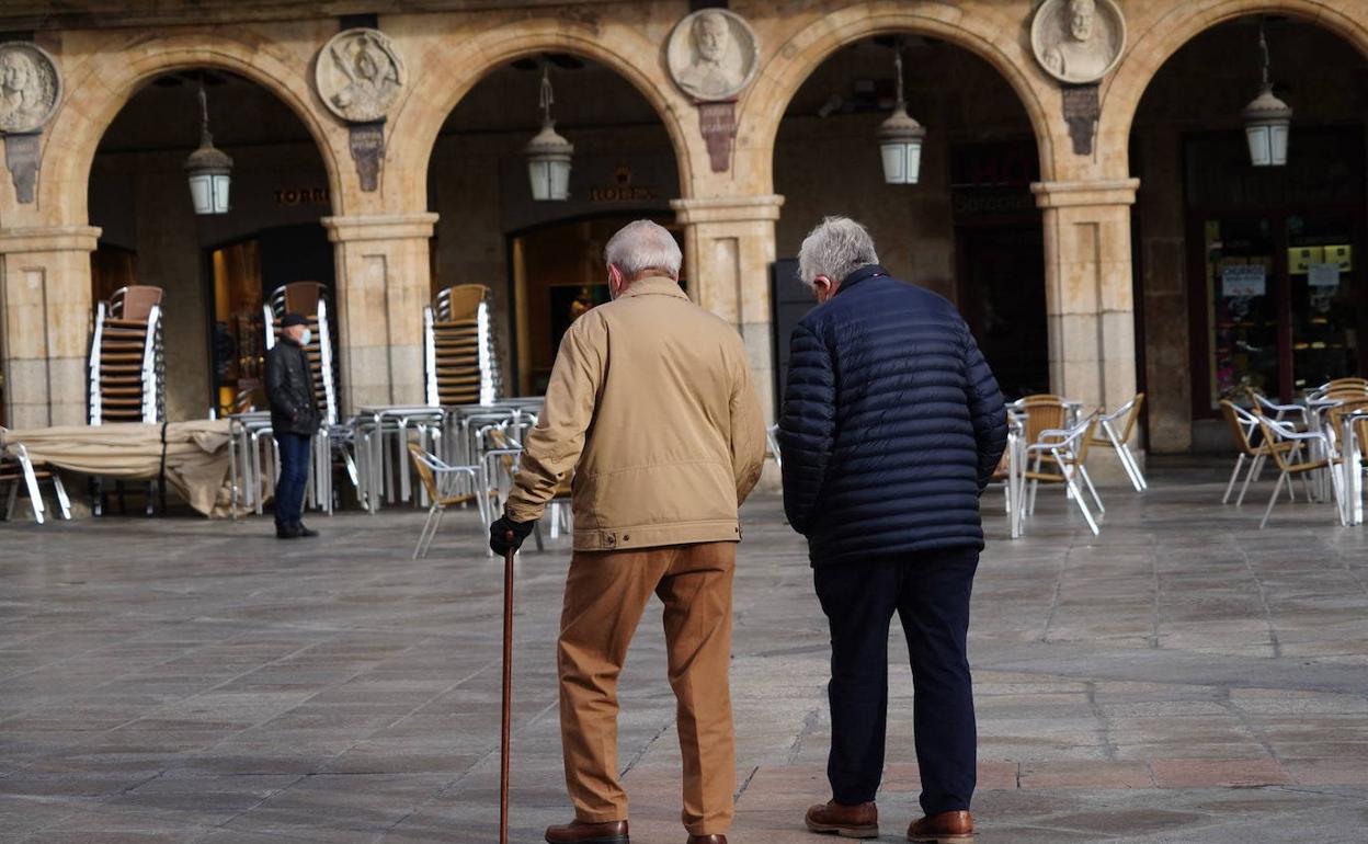 Pensionistas paseando por Salamanca. 