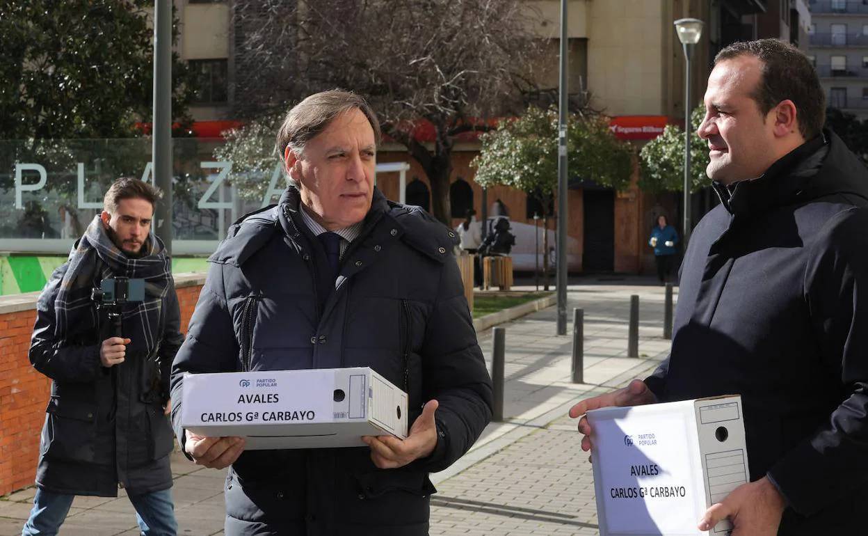 Carlos García Carbayo, con las cajas que contienen los avales de su candidatura. 
