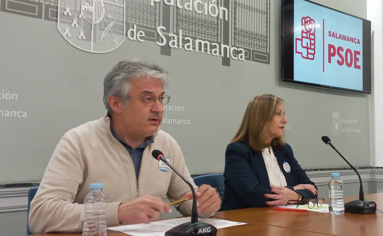 El portavoz del Grupo Socialista en la Diputación, Fernando Rubio, junto a la diputada provincial y alcaldesa de Peñaranda de Bracamonte, Carmen Ávila. 