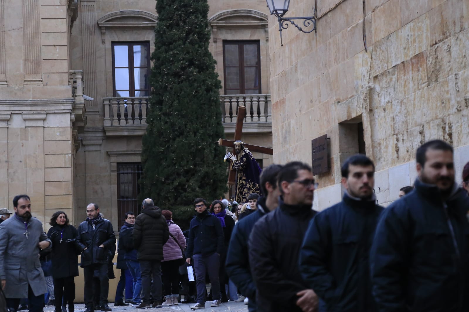 Fotos: El obispo preside en la Catedral Vieja el vía crucis de la Junta de Semana Santa
