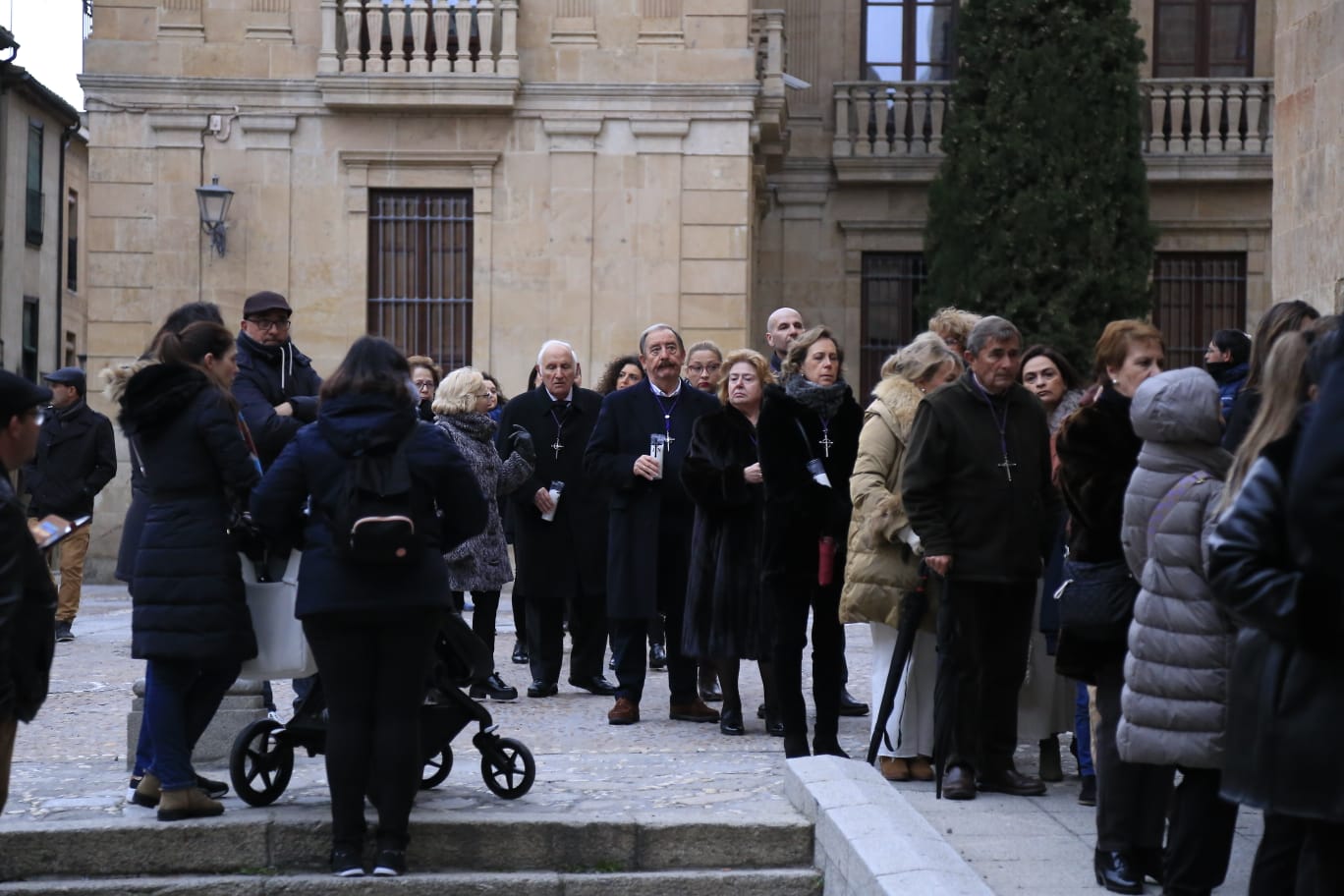 Fotos: El obispo preside en la Catedral Vieja el vía crucis de la Junta de Semana Santa