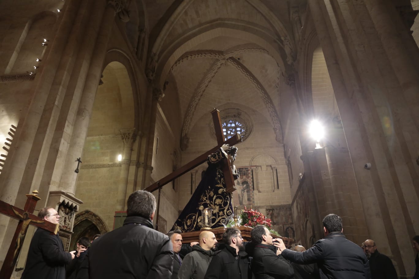 Fotos: El obispo preside en la Catedral Vieja el vía crucis de la Junta de Semana Santa