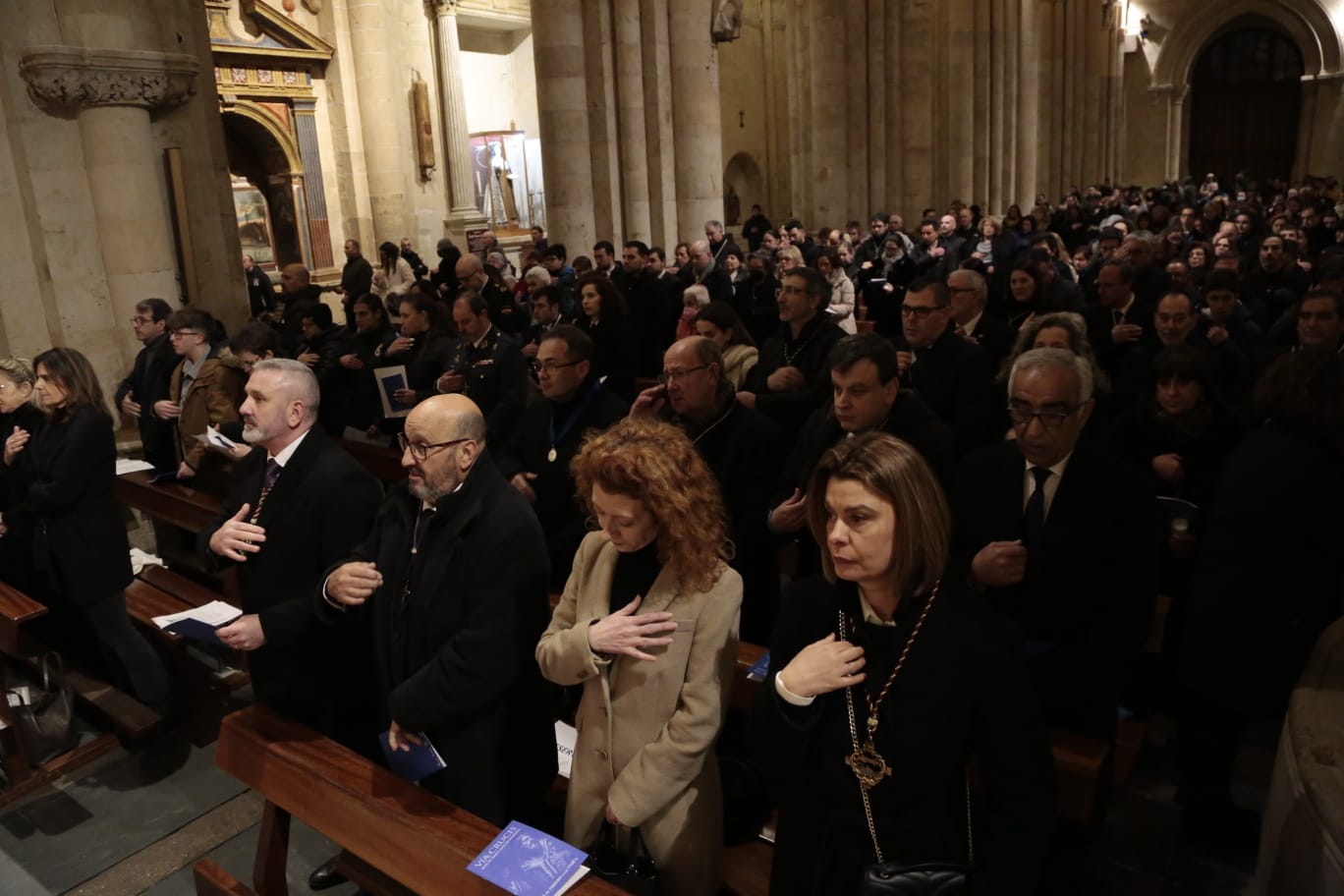 Fotos: El obispo preside en la Catedral Vieja el vía crucis de la Junta de Semana Santa