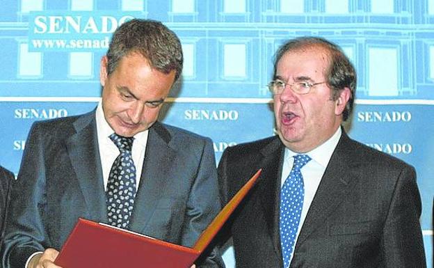 El presidente del Gobierno, José Luis Rodríguez Zapatero, y el de la Junta, Juan Vicente Herrera, tras la aprobacion del nuevo Estatuto.