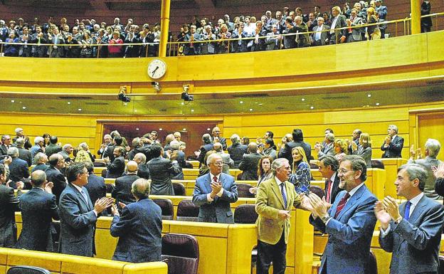 Mariano Rajoy y los senadores aplauden la aprobación del nuevo Estatuto en 2007.