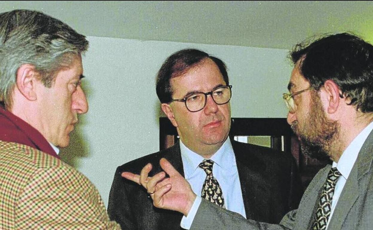 Antonio Herreros (IU), Juan Vicente Herrera (PP) y Jesús Quijano (PSOE), en 1998. efe