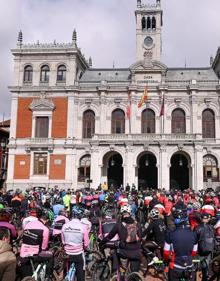 Imagen secundaria 2 - Cientos de ciclistas recuerdan a Estela Domínguez y piden «más respeto» para los ciclistas