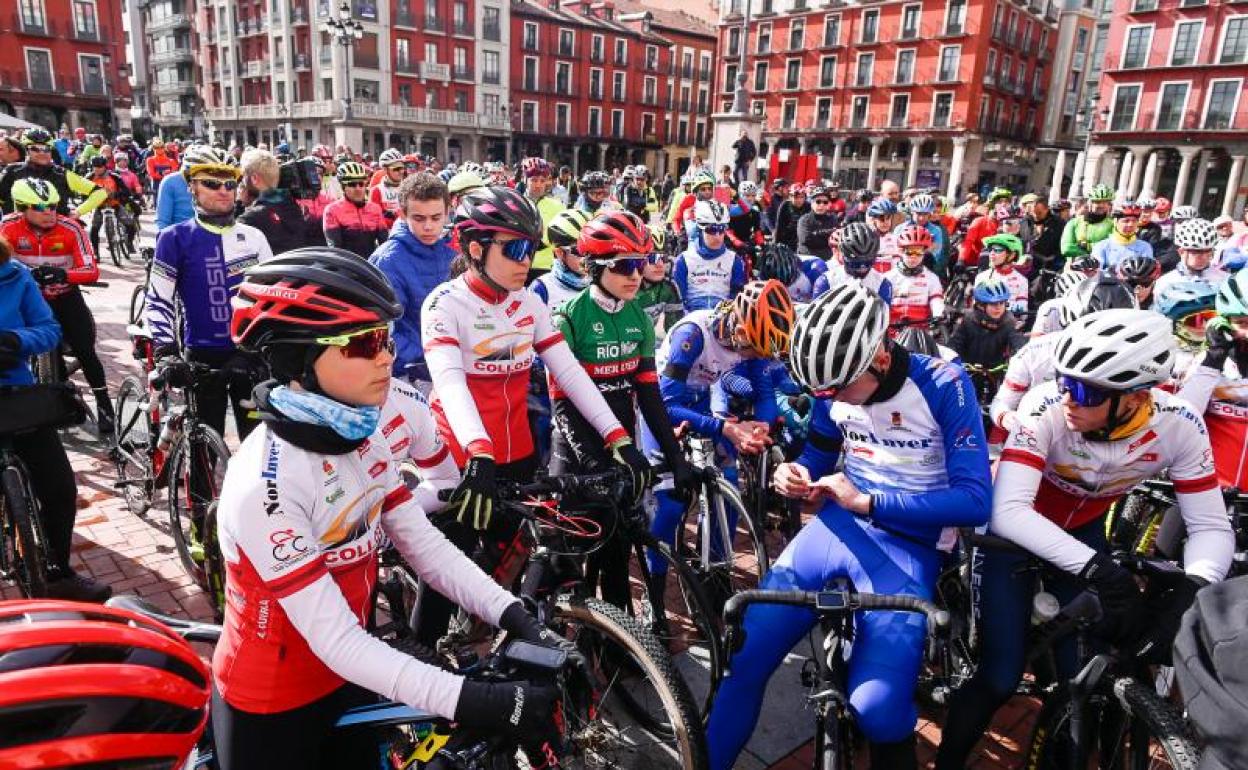 Cientos de ciclistas han participado en el homenaje a Estela Domínguez en la Plaza Mayor. 
