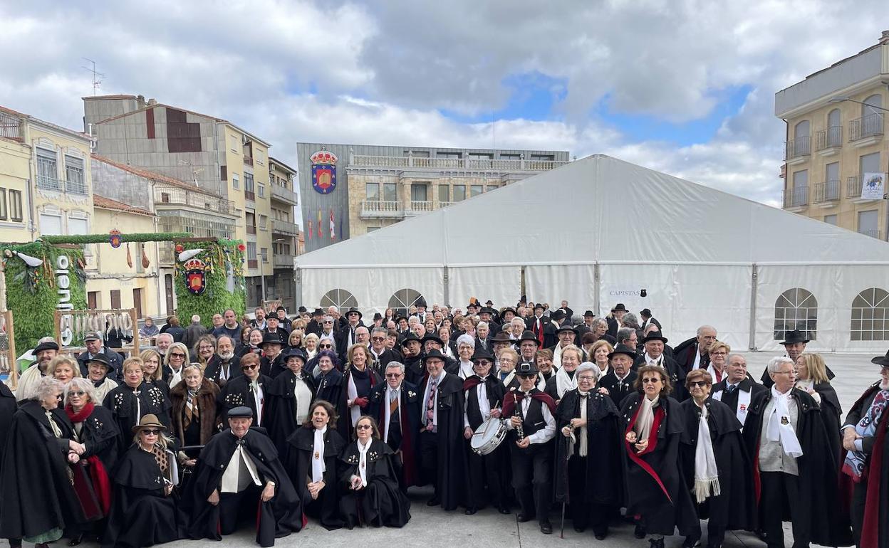 Participantes con la capa típica en Guijuelo.