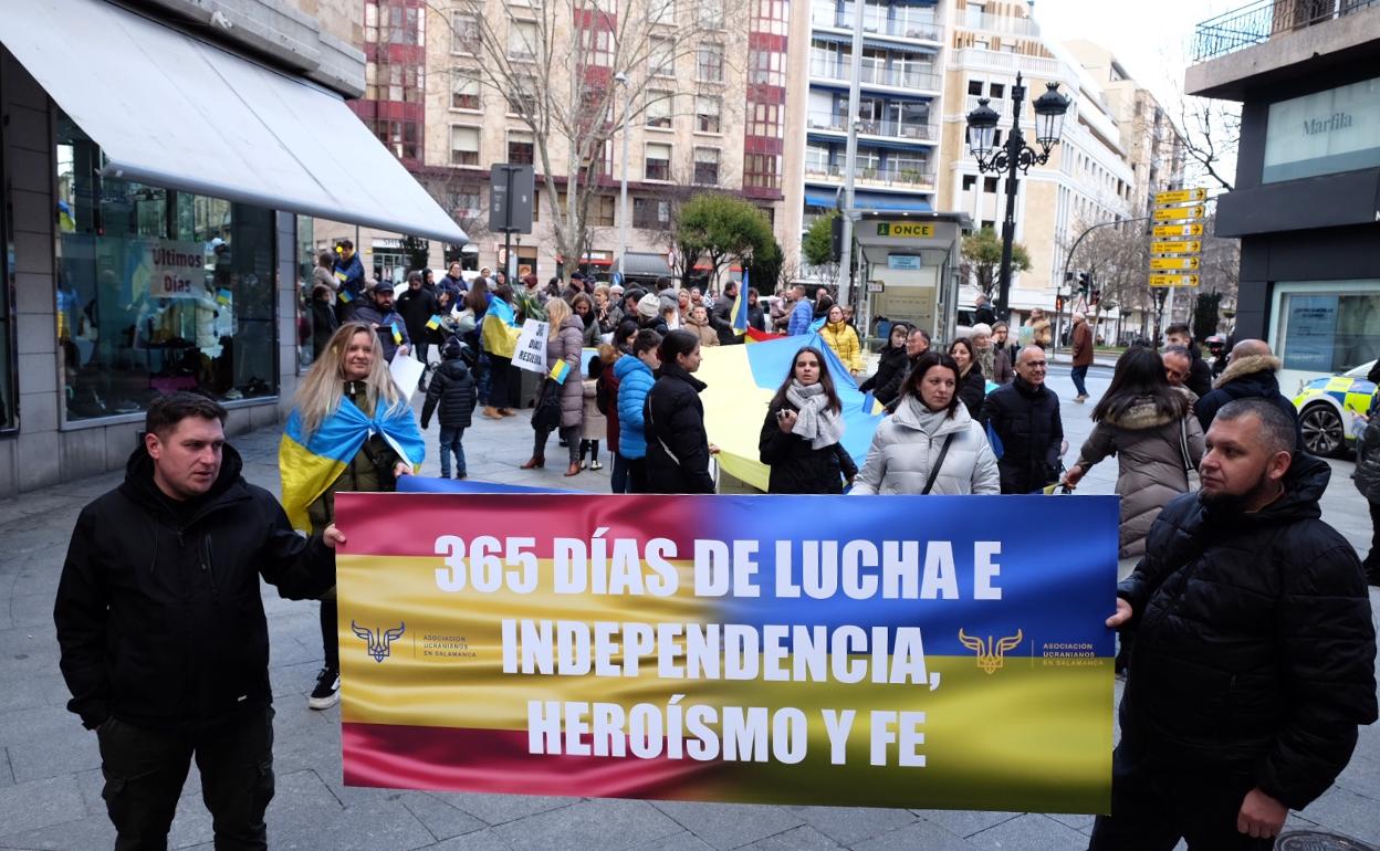 La Asociación de Ucranianos en Salamanca marcha con más de una veintena de personas por las principales calles de la capital del Tormes 