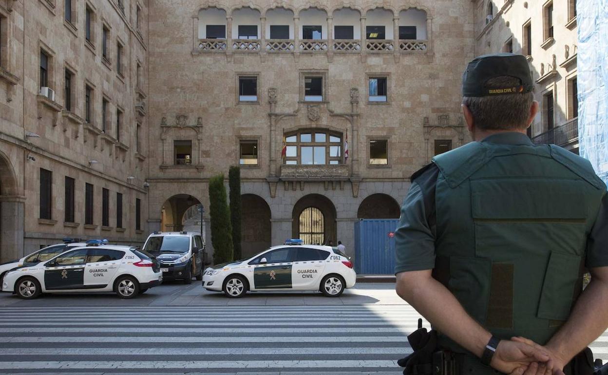 Un agente de la Guardia Civil vigila los alrededores de la Audiencia de Salamanca. 