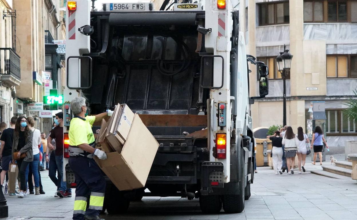 Uno de los camiones de recogida de basura que funcionan en Salamanca. 