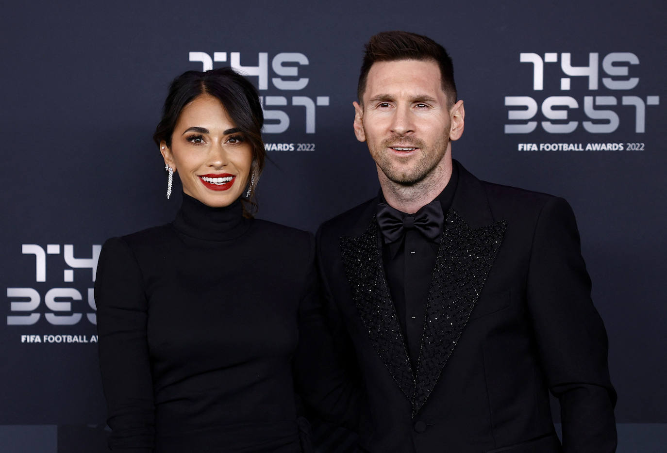 Leo Messi, delantero del PSG y su mujer, Antonella Roccuzzo, a su llegada a la ceremonia.