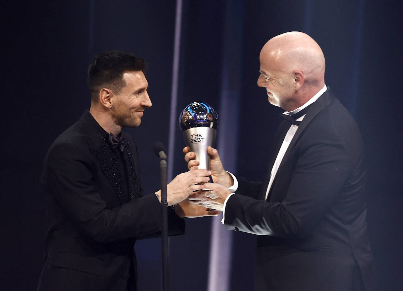 Gianni Infantino, presidente de la FIFA, entrega a Leo Messi el The Best que acredita al argentino como mejor jugador del mundo en 2022.