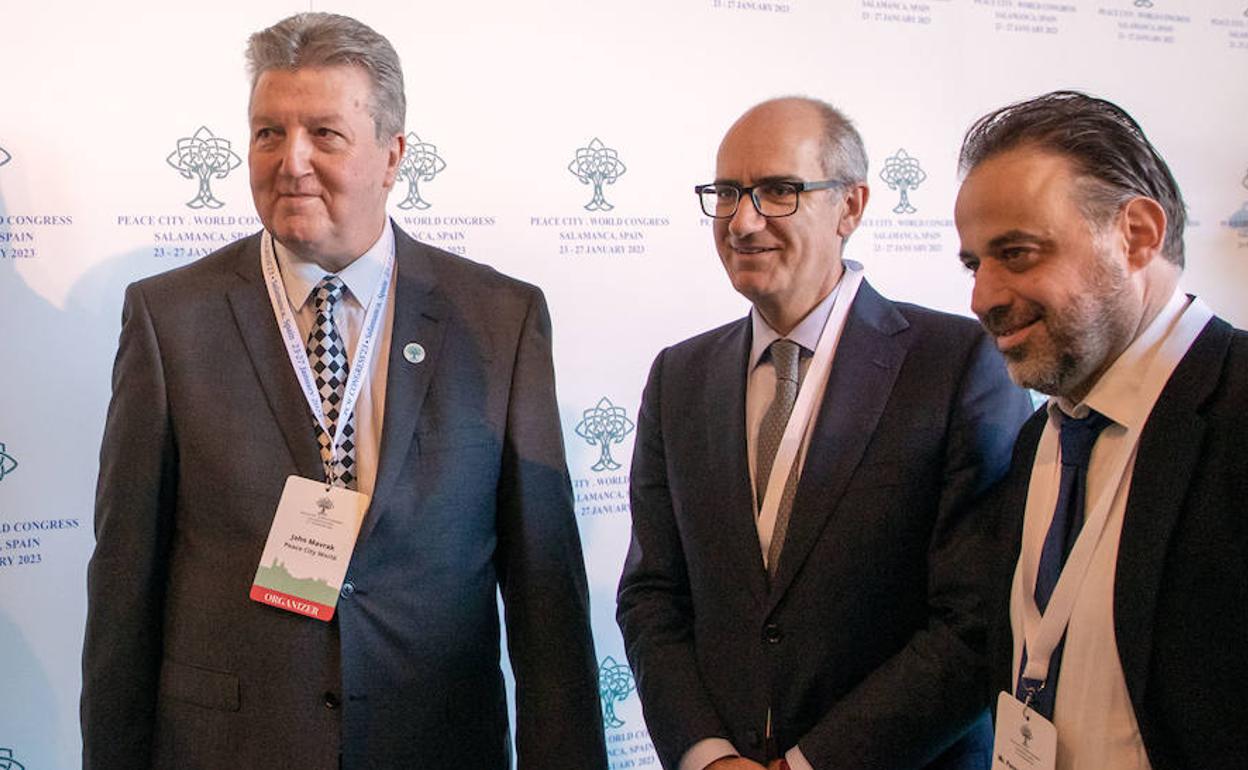 Inauguración del Congreso 'Peace City World Congress 2023' con el presidente de la Diputación de Salamanca. 