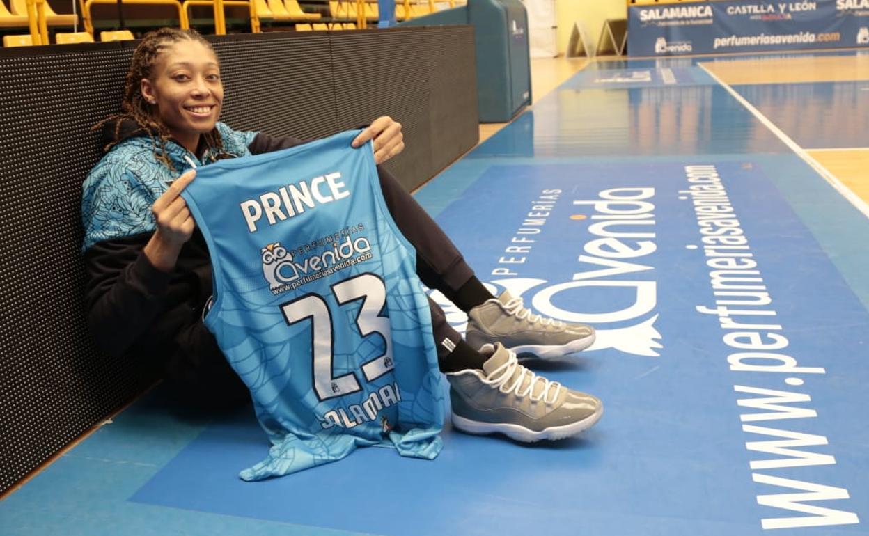 Alexis Prince posa con la camiseta de Avenida en Würzburg. 