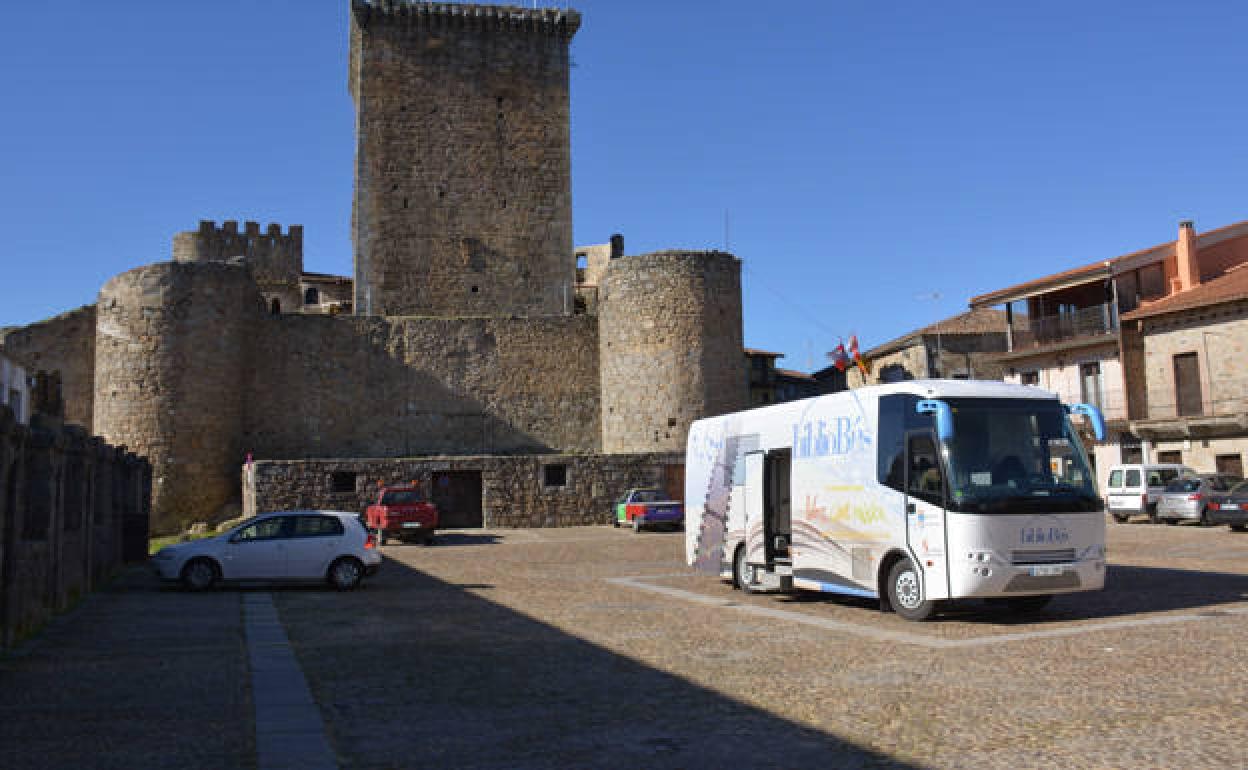 Bibliobús en la plaza del castillo de Miranda del Castañar.