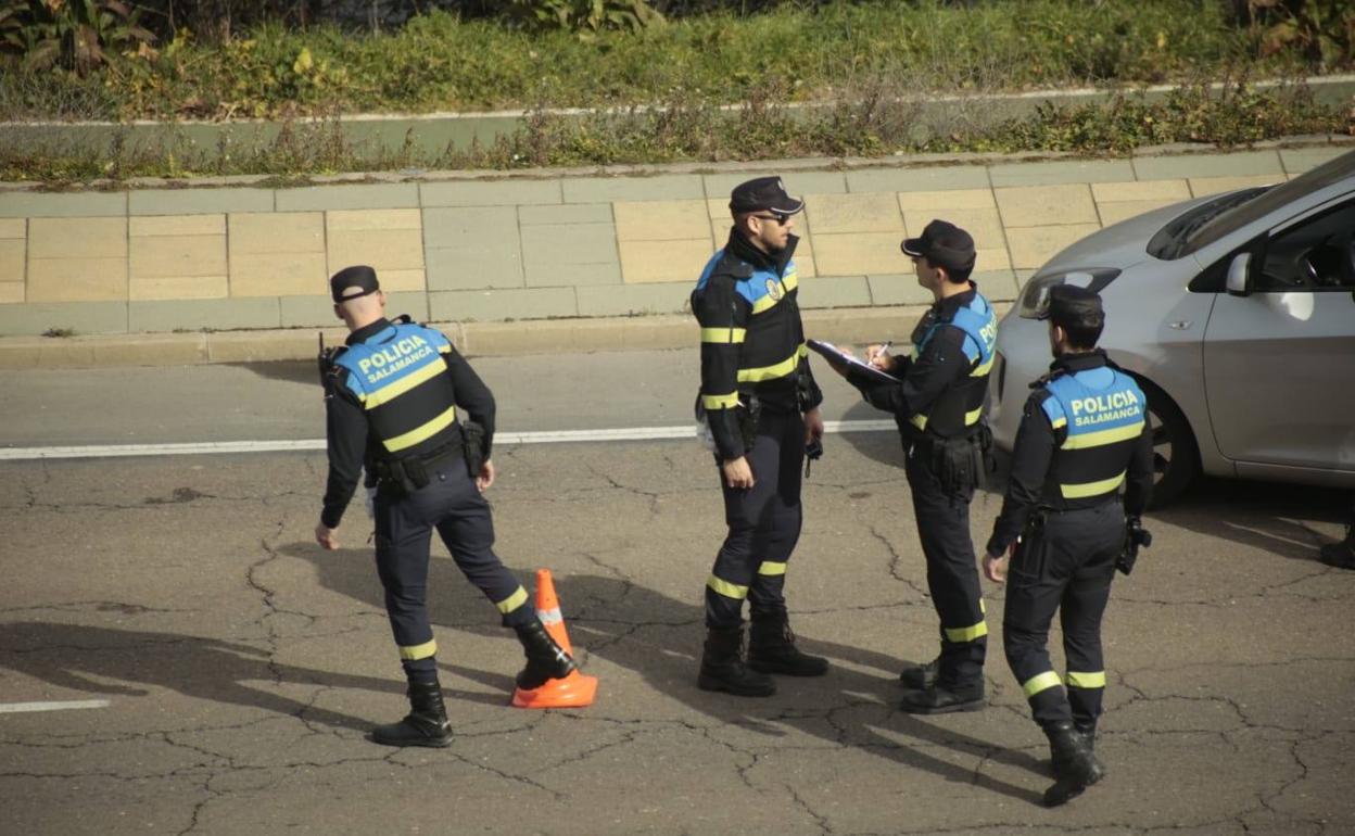 Agentes de la Policía Local en un control de tráfico. 