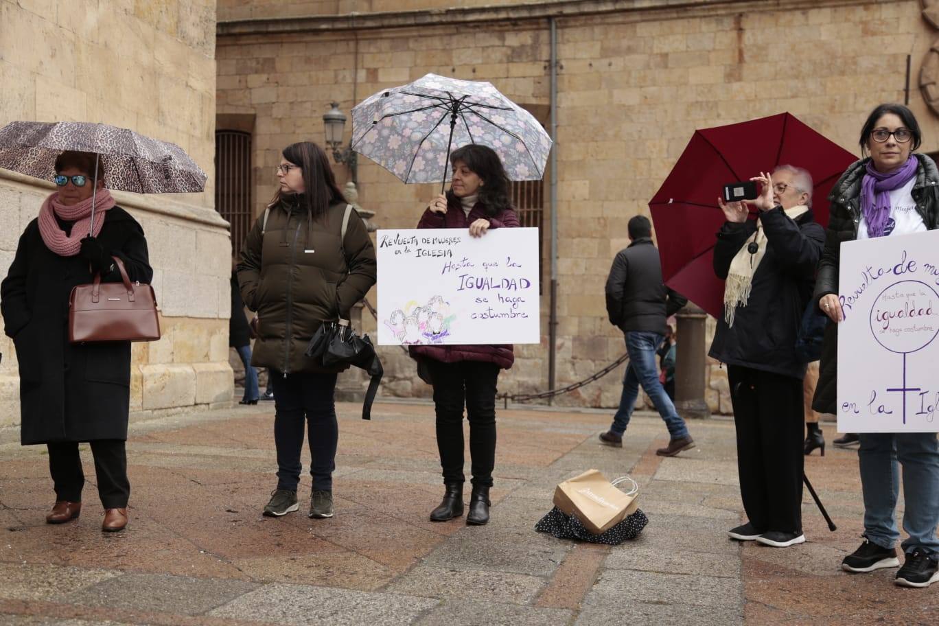 El grupo 'Revuelta de las Mujeres en la Iglesia' se congrega junto a la Catedral Nueva. 