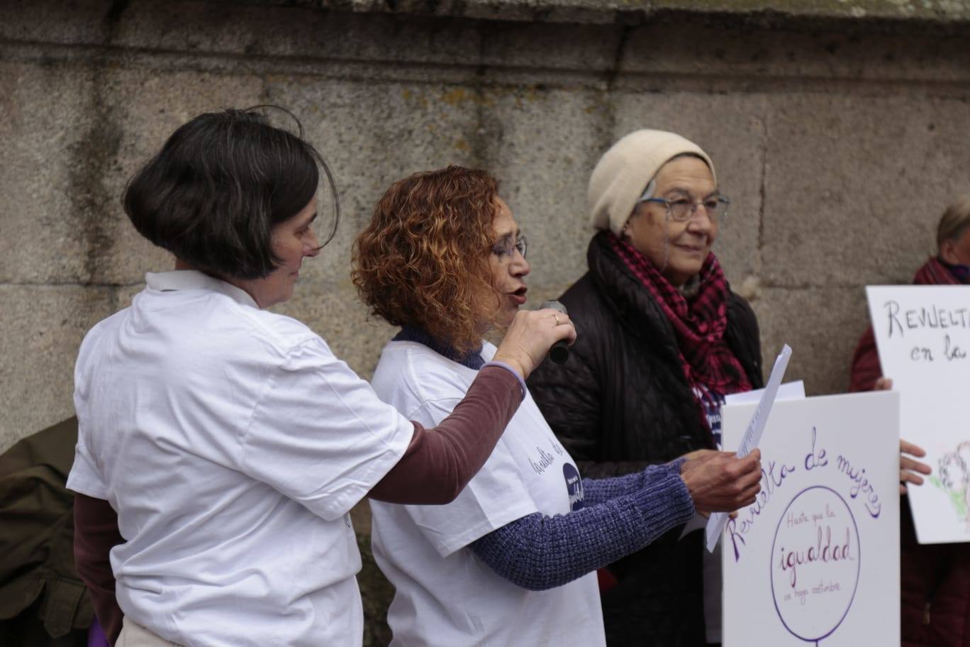 El grupo 'Revuelta de las Mujeres en la Iglesia' se congrega junto a la Catedral Nueva. 