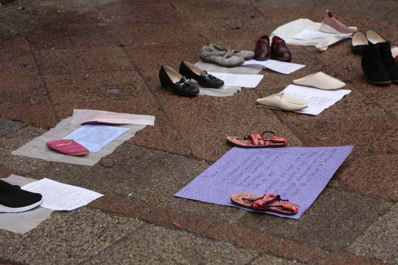 Una vez terminada la lectura del manifiesto, el movimiento ha animado a los asistentes a acercarse a los zapatos para conocer sus historias. 