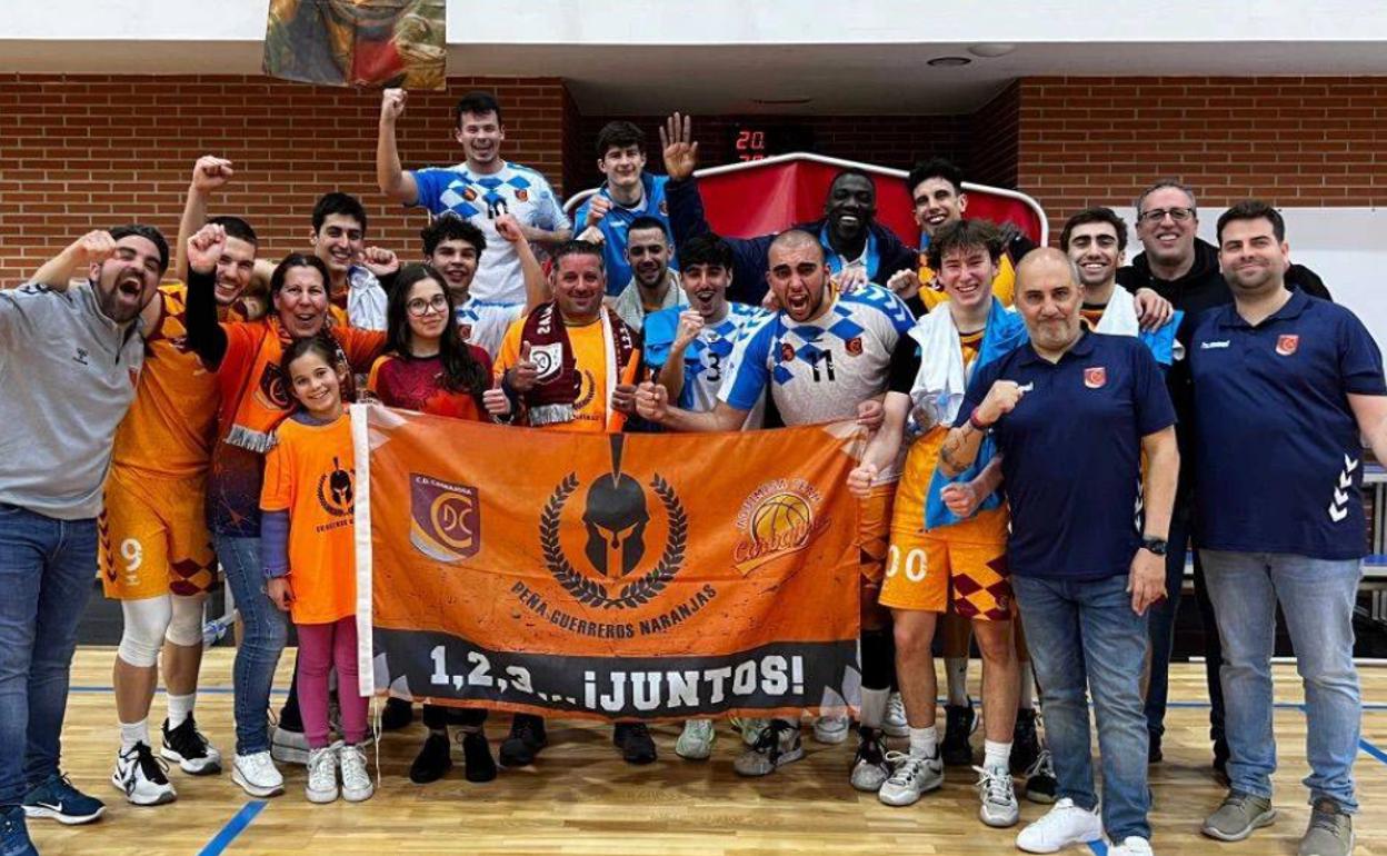El CD Carbajosa celebra el ascenso. 