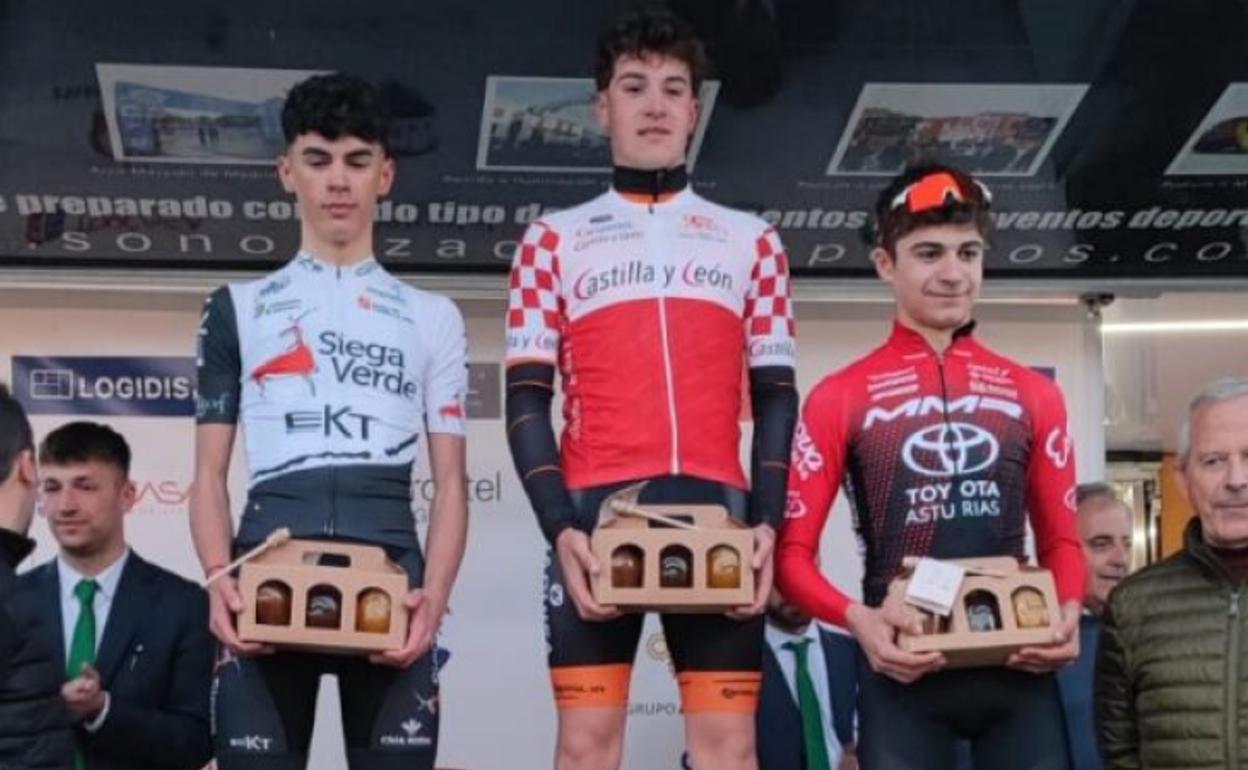 Carlos Martín, del Maguisa Guijuelo, y Pablo Polo, del Siega Verde-EKT, primer y segundo clasificados del campeonato de Castilla y León cadete de Laguna de Duero.