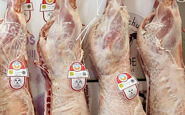 Lechazos con la vitola de la IGP Lechazo de Castilla y León y Tierra de Sabor. 