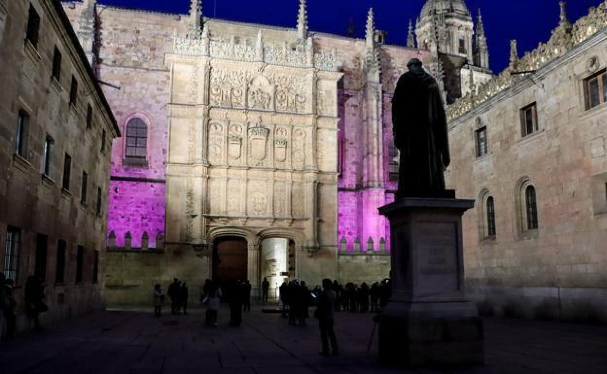 Fachada de la Universidad de Salamanca iluminada de morado por el 8-M.