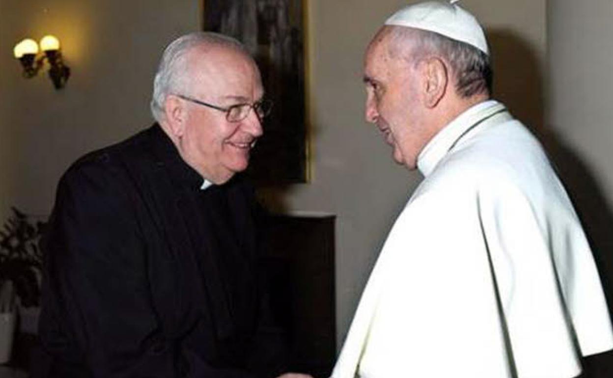 El padre Fernando Vérgez saluda al Papa Francisco en el Vaticano. 