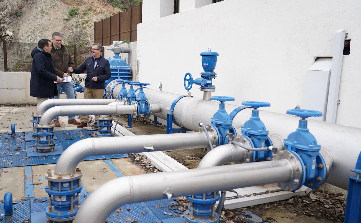 Gerardo Dueñas durante su visita a las últimas obras de regadío en Valoria la Buena, Valladolid. 