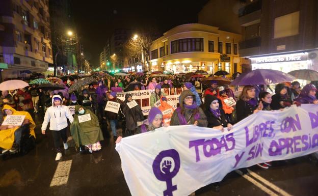 Hombres y mujeres sin miedo, juntos en un 8M bajo la lluvia en Salamanca