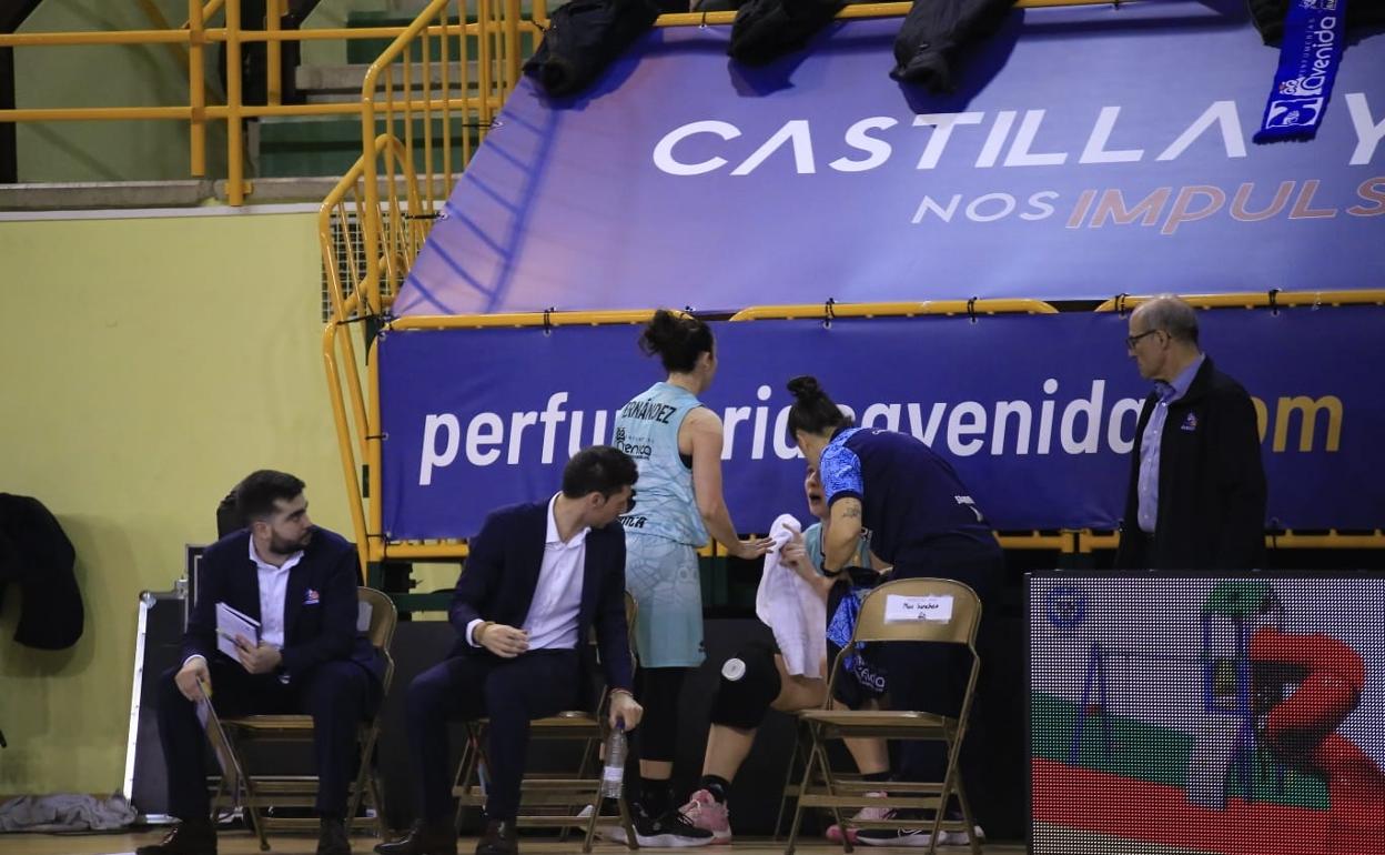 Pepe Vázquez y el cuerpo técnico se ocupan de Fasoula durante el partido 