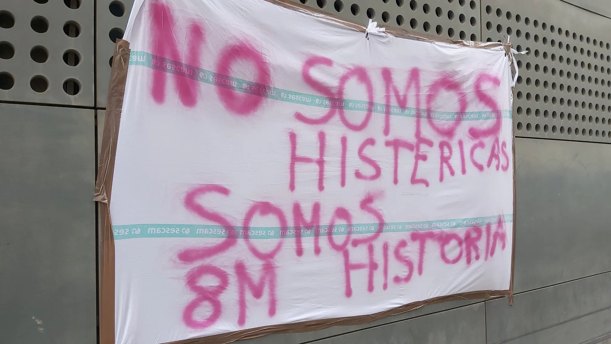 Imagen secundaria 1 - El Hospital de Salamanca retira las pancartas que conmemoran el 8M