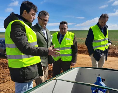 El consejero durante su visita a la zona regable de Payuelos. 