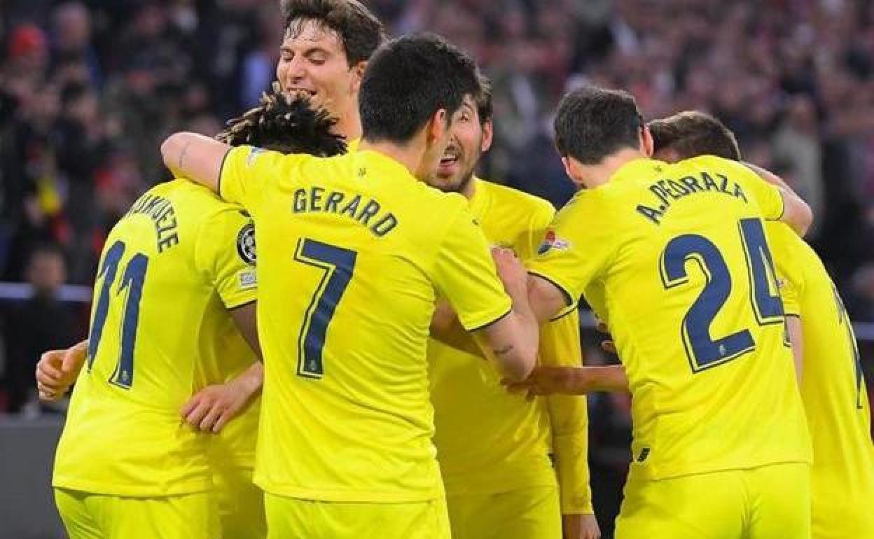 Gerard Moreno, Pedraza, Parejo, Alberto Moreno, Pau Torres y Chukwueze, celebrando un gol del Villarreal.