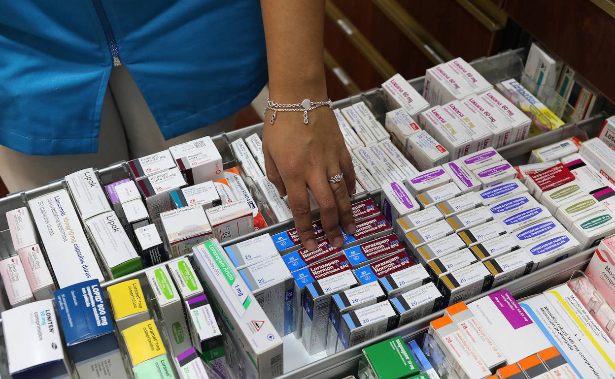 Cajón de medicinas en una farmacia.