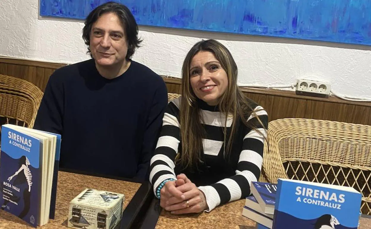 Rosa Valle y Manuel Espada durante la presentación «Sirenas a contraluz» en el café Alcaraván 