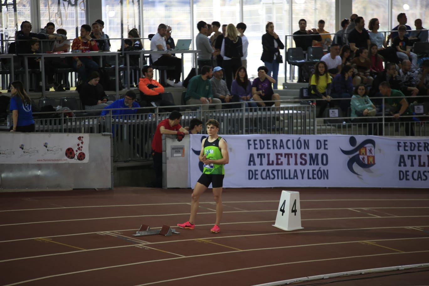 Rodrigo Fito, con el concejal de Deportes y su entrenador, Ramiro Morán. 