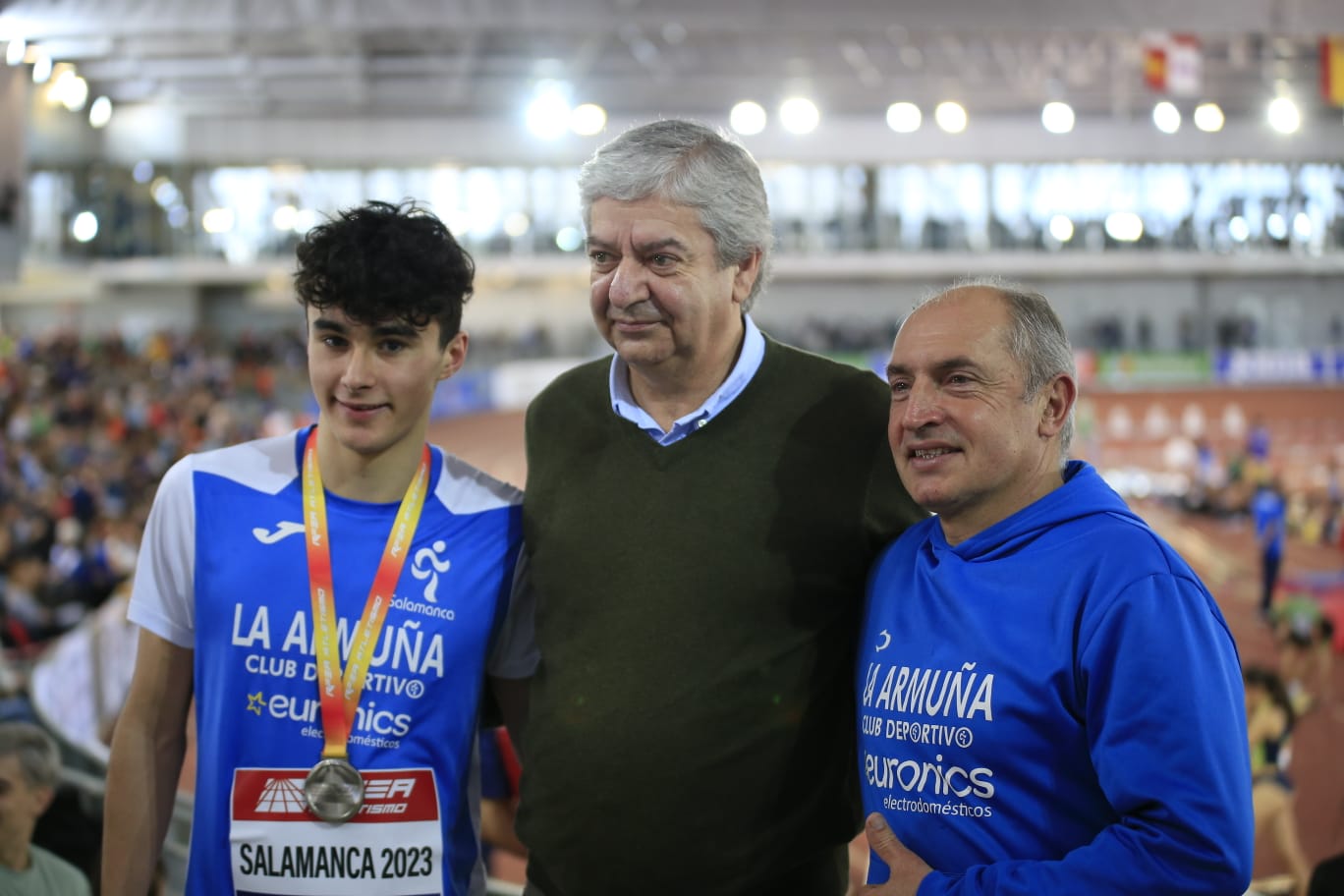 Rodrigo Fito, con el concejal de Deportes y su entrenador, Ramiro Morán. 